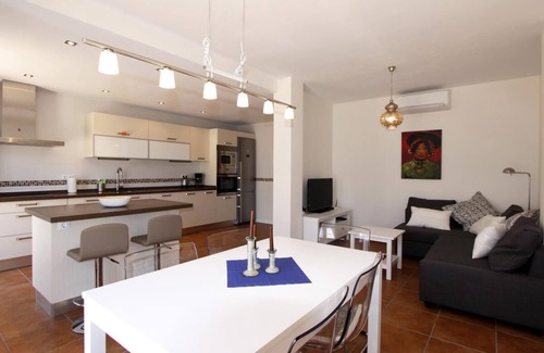 Conil de la Frontera City Center House | Casa Feliz - Modern terraced house with fantastic sea views and communal pool