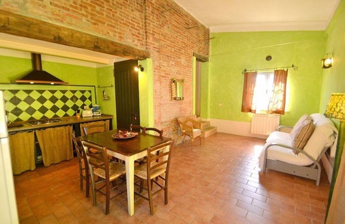 Castiglione del Lago House | Casa Flora A: A characteristic and welcoming two-story apartment that is part of a villa surrounded by the greenery, with Free WI-FI.