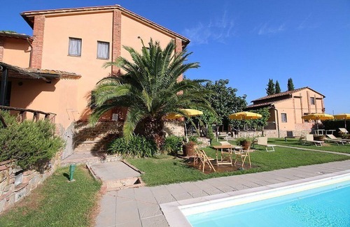 Castiglione del Lago House | Casa Flora A: A characteristic and welcoming two-story apartment that is part of a villa surrounded by the greenery, with Free WI-FI.