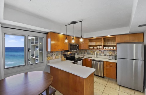 Sunnyside Condo | "Casa Francesca"| Beachfront | Beach Views| Heated Pool | Shuffleboard, Tennis, fitness room