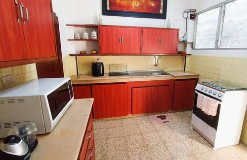 Urdesa House | “Casa galería W-J”
