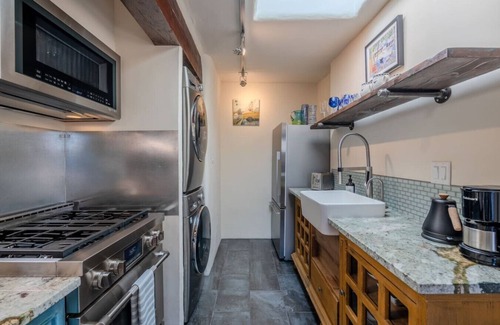 South Capitol House | Casa Galeria- Hot Tub, Walk Everywhere!