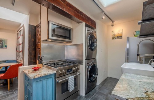 South Capitol House | Casa Galeria- Hot Tub, Walk Everywhere!
