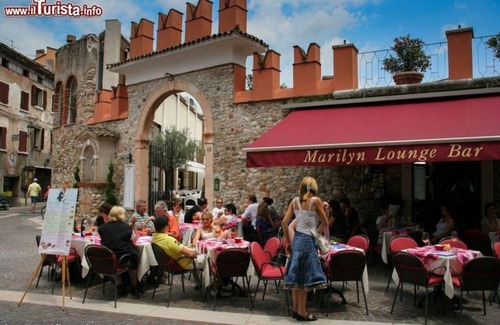 Bardolino Apartment | CASA GIRASOLE - for 4 people (plus baby crib), only 100 meters from the lake, parking inclusive
