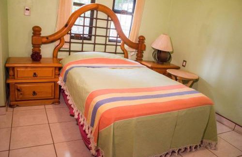 Salina Cruz House | Casa grande y privada, jardín & estacionamiento