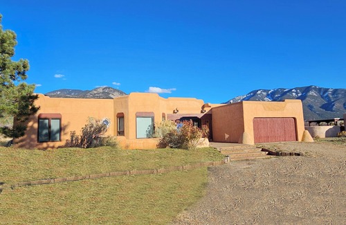 Arroyo Seco House | Casa Illuminada - panoramic views, clubhouse with indoor pool, tennis court