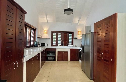 Puerto Bahia Villa | CASA ISLA, 3 Bed Lux Villa w/Private Pool -2 minute walk to stunning beach!