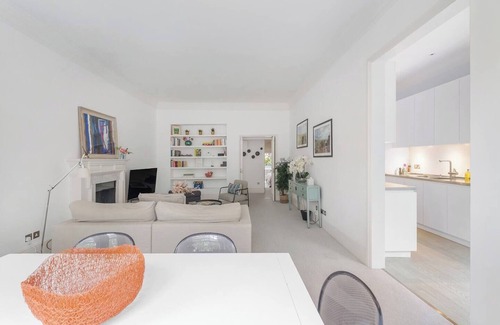 Churchill Apartment | Casa Italia next Sloane Square & Harrods with WashMachine