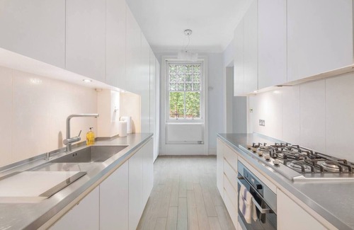 Churchill Apartment | Casa Italia next Sloane Square & Harrods with WashMachine