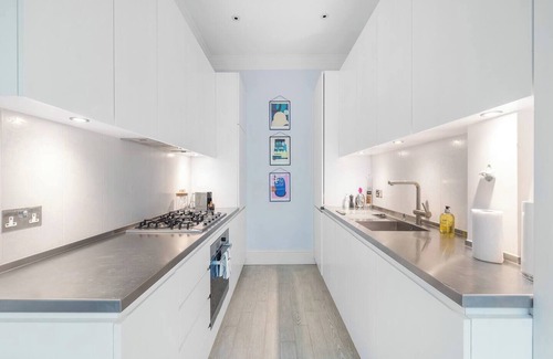 Churchill Apartment | Casa Italia next Sloane Square & Harrods with WashMachine