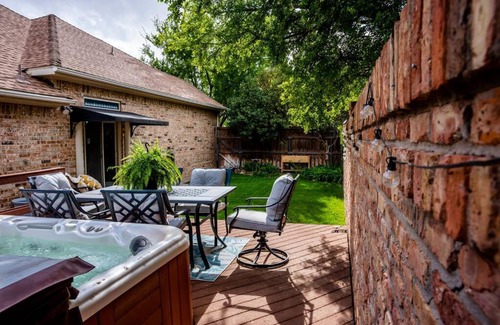 Amarillo House | Casa Italia Retreat Sleeps 10 with Hot tub for 6.