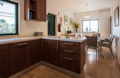 Quelfes Villa | Casa Josephine by Portucasa