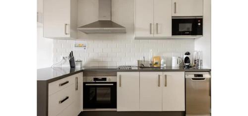 Adeje Apartment | Casa Krisma, Fabulous Modern Spacious 2 bedrooms apartment, Remote Work, Fast WIFI, Parking and AC