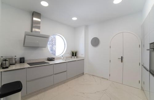 Puerto del Carmen Villa | Casa Leon, Exceptional 6 bed