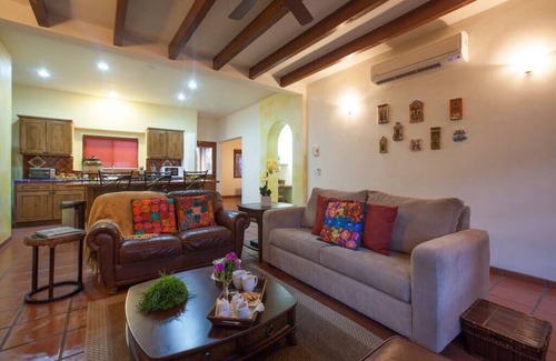 La Paz House | Casa Linda Summary: R