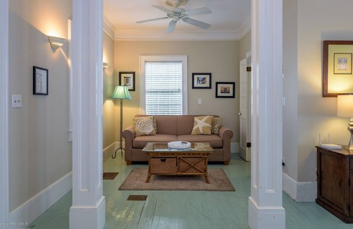 Downtown House | Casa Loca- 3 bedroom | 2.5 bath | sleeps up to 8 with private pool