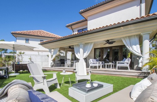 George Town House | Casa Luna 16: Luxe Resort South of Seven Mile Beach w/Pool, Heated Spa, & Beach Cove