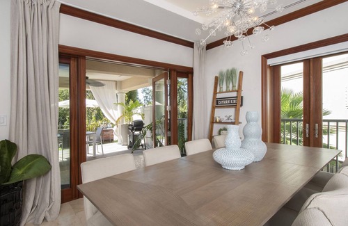 George Town House | Casa Luna 16: Luxe Resort South of Seven Mile Beach w/Pool, Heated Spa, & Beach Cove