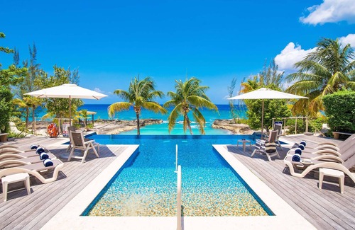 George Town House | Casa Luna 16: Luxe Resort South of Seven Mile Beach w/Pool, Heated Spa, & Beach Cove