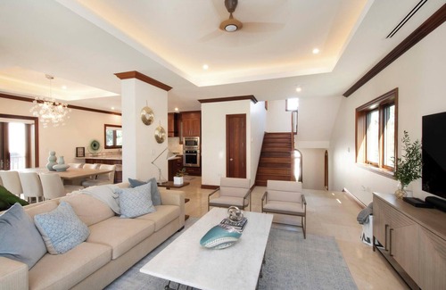 George Town House | Casa Luna 16: Luxe Resort South of Seven Mile Beach w/Pool, Heated Spa, & Beach