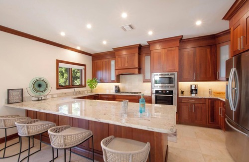 George Town House | Casa Luna 16: Luxe Resort South of Seven Mile Beach w/Pool, Heated Spa, & Beach