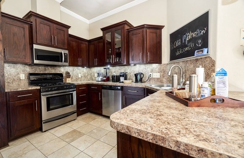 Central Oklahoma City House | Casa Mahogany - East Bricktown's Contemporary Gem. HOT TUB!