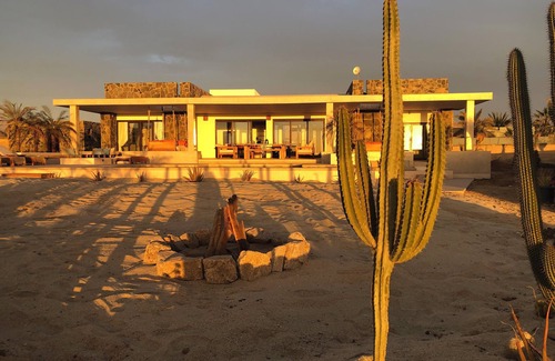 Cerritos House | Casa mALIbu view of ocean, pool , hot tub, one acre lot,3 minute walk to beach