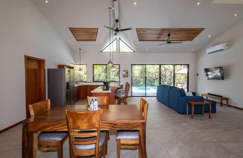 Quepos House | Casa Mamacita: Beautiful new home in peaceful jungle setting