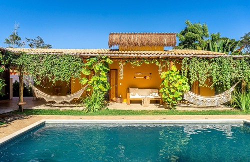 Trancoso House | Casa Manga Rosa Trancoso - A blanket of flowers