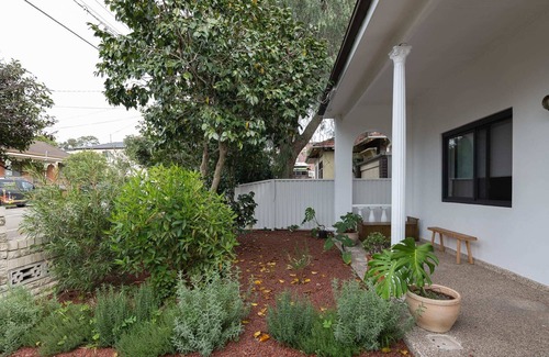Arncliffe House | 'Casa Martin' - Light-Filled Arncliffe Haven