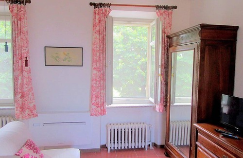 Govone House | Casa Menestrello A: A welcoming studio apartment situated in the Roero area of Piedmont, with Free WI-FI.