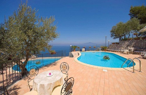 Marina di Puolo House | Casa Milli A: A cozy apartment situated on a promontory facing the sea.