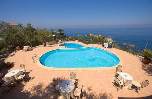 Marina di Puolo House | Casa Milli C: A cozy apartment situated on a promontory facing the sea.