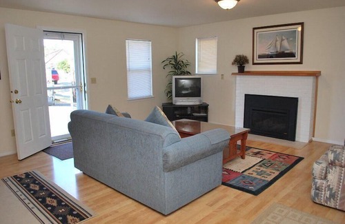 Seaside House | Casa Pacifica #1 - Charming 1 Bedroom and Only Steps to the Promenade and Beach