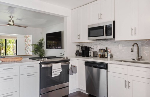 Middle River Terrace House | Casa Palma 🌴 Close to Beach & Downtown - Sleeps 8 Guests