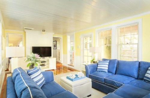 Flamingo Parks House | Casa Paradiso - A Sun Drenched Escape with Poolside Cabana Charm