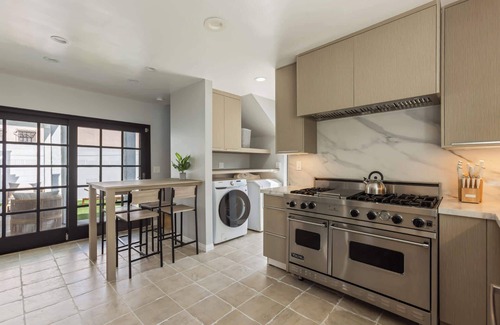 Mid-Wilshire Villa | Casa Patricia by Oraklus