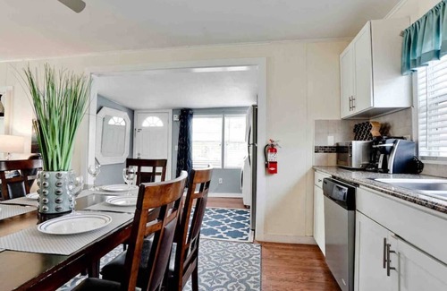 Englewood Cottage | Casa Pina Colada Delights