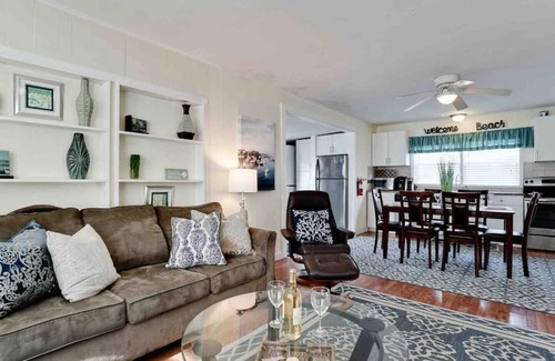 Englewood Cottage | Casa Pina Colada Delights