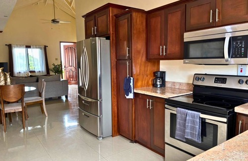 Beverly Hills Apartment | Casa Pors Luxury Apartment with Security, Pool, Gym, & AC in Charming Kingston 6