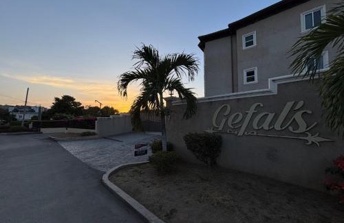 Beverly Hills Apartment | Casa Pors Luxury Apartment with Security, Pool, & Gym