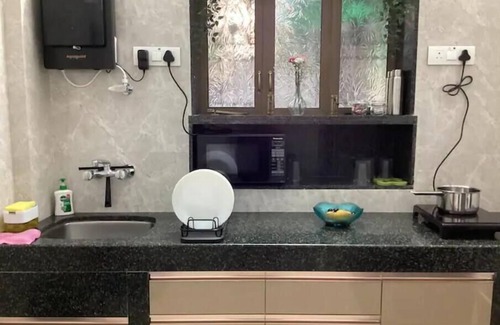 Bandra West House | Casa Quatro 5 minutes to Lilavati Hospital with alternate day cleaning.