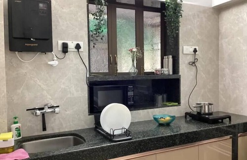 Bandra West House | Casa Quatro 5 minutes to Lilavati Hospital with alternate day cleaning.