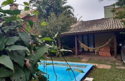 Garopaba House | Casa Rústica praia da Ferrugem próximo praia com piscina compartilhada