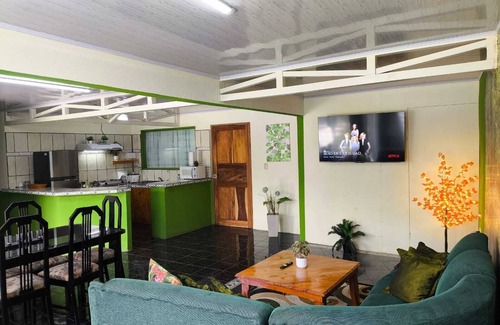 Monteverde House | Casa Rincón del Monte esta muy cerca del centro y en un barrio tranquilo.