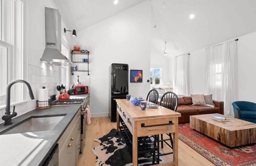 Historic Ybor Apartment | Casa Romeo | Gorgeous Ybor Apt, Steps to 7th Ave