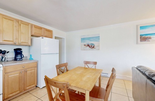 Ocean City Condo | Casa Rosa getaway in Parrot Bay walkable to beach with pool and WiFi - dog OK