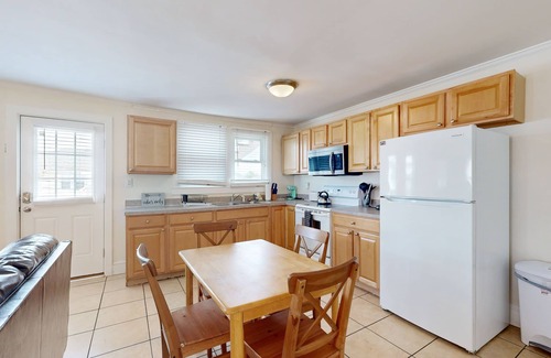 Ocean City Condo | Casa Rosa getaway in Parrot Bay walkable to beach with pool and WiFi - dog OK