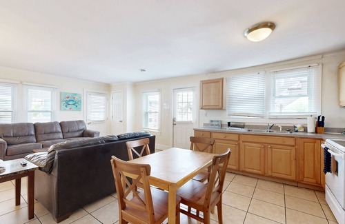 Ocean City Condo | Casa Rosa getaway in Parrot Bay walkable to beach with pool and WiFi - dog OK