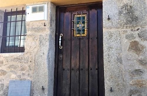 Linares de Riofrio House | Casa Rural Jim Morrison